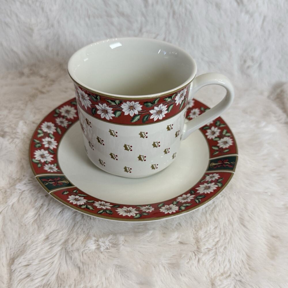 Charlton Hall Kobe Christmas Service for 4 Plates, Cups, Saucers (12 Pc) In Box - Picture 4 of 7
